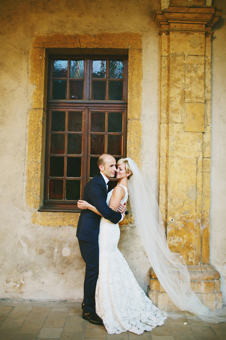 wedding pictures in front of old window in France
