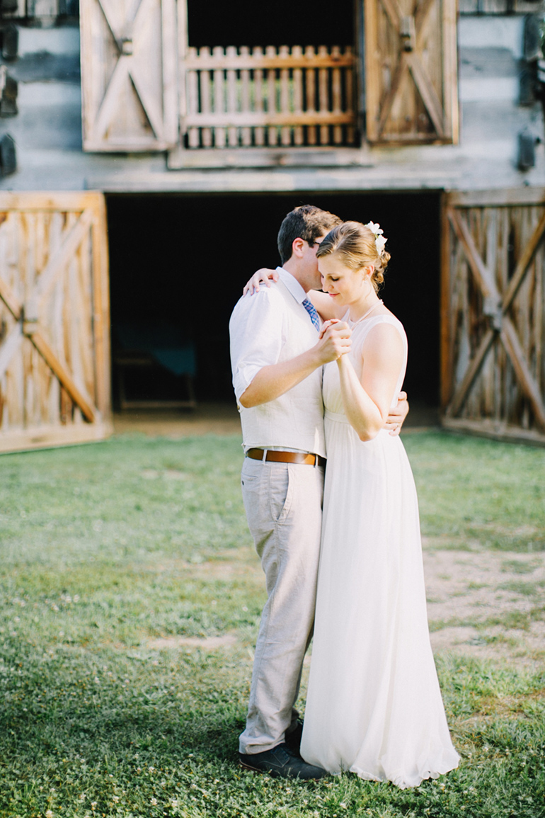 first dance picture in front of barn at sommer park