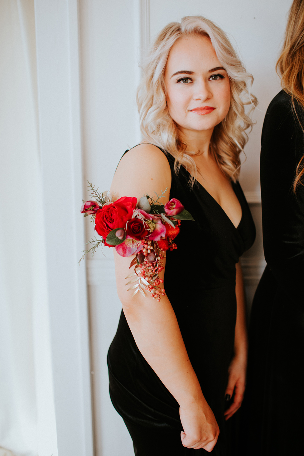 bridesmaid wearing flowers as arm band